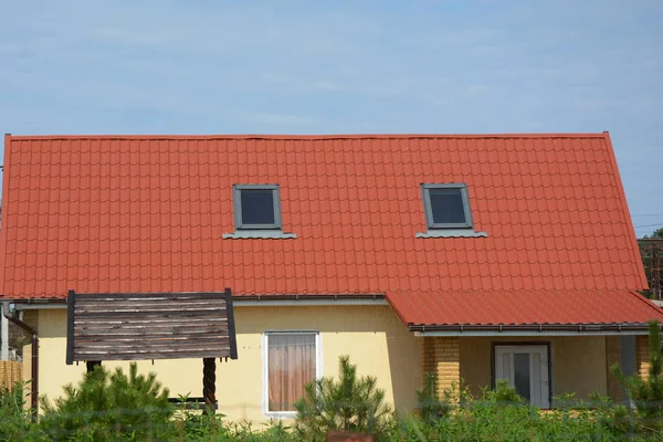 Huis met metalen dakpannen, zolder dakraam windows. Thuis Guttering, dakgoten — Stockfoto