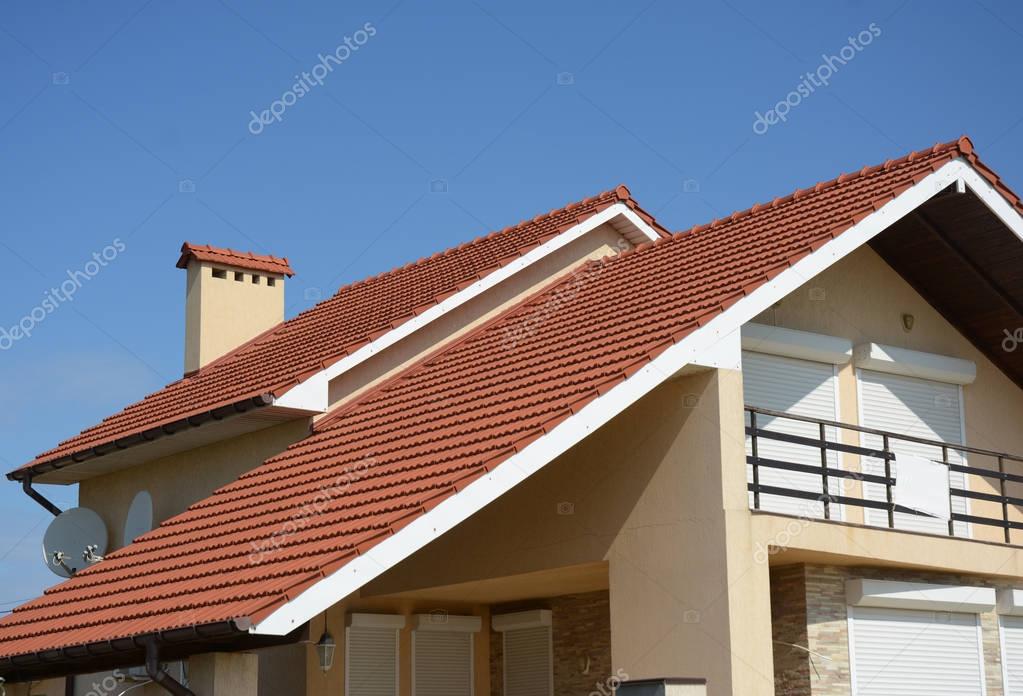 Gemütliches Haus mit Balkon, Ton gefliest Dach und Giebel und Tal geben