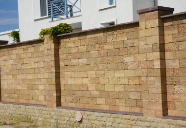 Coquina veya Shelly kireçtaşı çit duvar kapatın. Doğal eskrim.