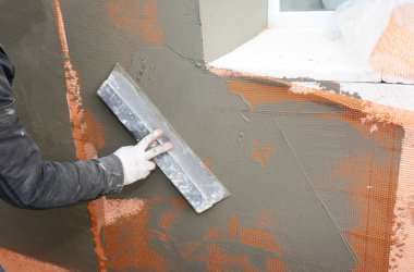 Adam el sıvama, sıva duvar strafor veya köpük kurulu yalıtım. Strafor izolasyon ev duvarları için. Ev yalıtımı.