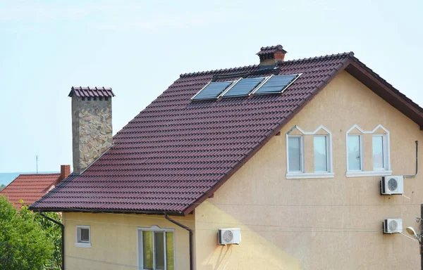 Modernes Hüttendach mit Sonnenkollektoren und Klimakompressoren für Energieeffizienz. — Stockfoto