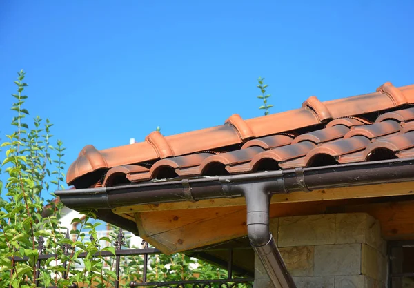 Doma Guttering Plastový Systém Okapových Žlabů Střešní Tašky Okap Drenážní — Stock fotografie