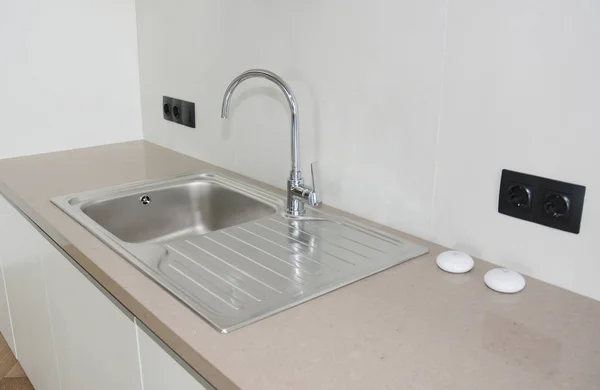 Modern kitchen metal faucet and ceramic kitchen sink. — Stock Photo, Image
