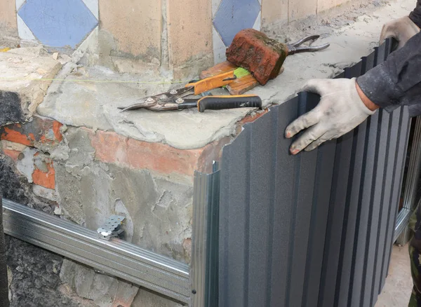 Stichting Huis Muur Reparatie Renovatie Met Het Installeren Van Metalen — Stockfoto