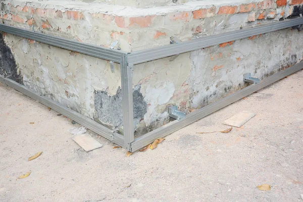 旧房子基础墙的修复与安装金属板的金属框架防水和保护免受潮湿 — 图库照片