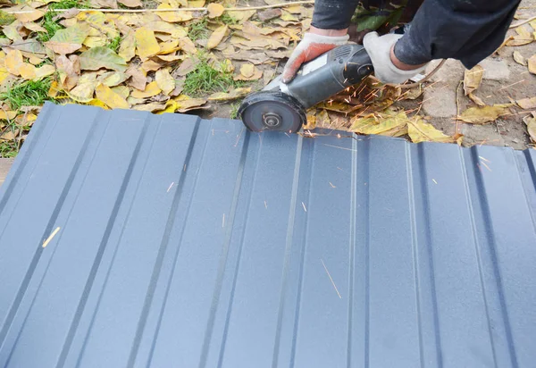 Roofer cutting metal roof sheets, metal tile  for house roofing construction. — Stock Photo, Image