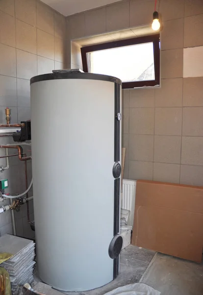 Instalación de tanque de agua solar en la sala de calderas. Sistema solar de calentamiento de agua . — Foto de Stock