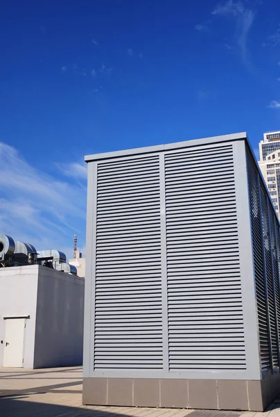 Sistemas industriales de aire acondicionado y ventilación al aire libre — Foto de Stock