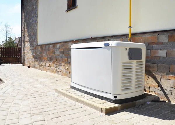 Residencieel huis aardgas back-up generator. — Stockfoto