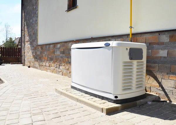 Maison résidentielle générateur de secours au gaz naturel . — Photo