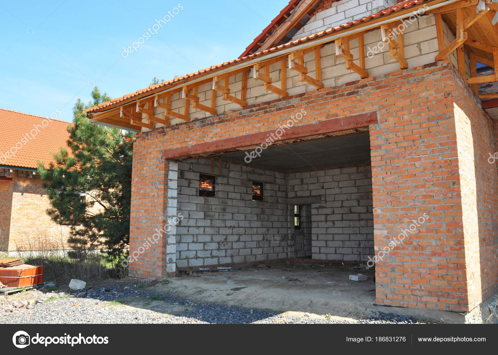 Bau Bau neue unfertige Hausgarage. Dach und Dämmung Ziegel Wand ... Bau Bau neue unfertige Hausgarage. Dach und Dämmung Ziegel Wand ...