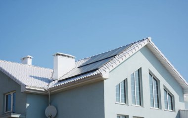 Beyaz çatısı ve güneş panelleri enerji tasarrufu ve enerji verimliliği için modern pasif ev.