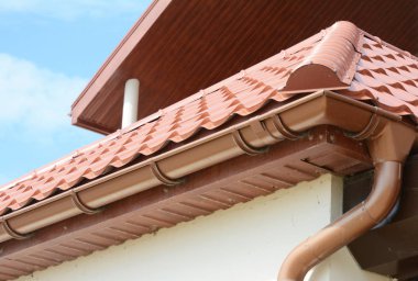 Çatı oluk tutucu ve kil kiremit çatılı eriyip downspout boru kapatın. Yağmur oluk yükleme.