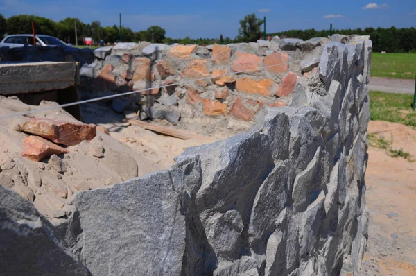 Fondation de la maison de construction en pierre sauvage — Photo