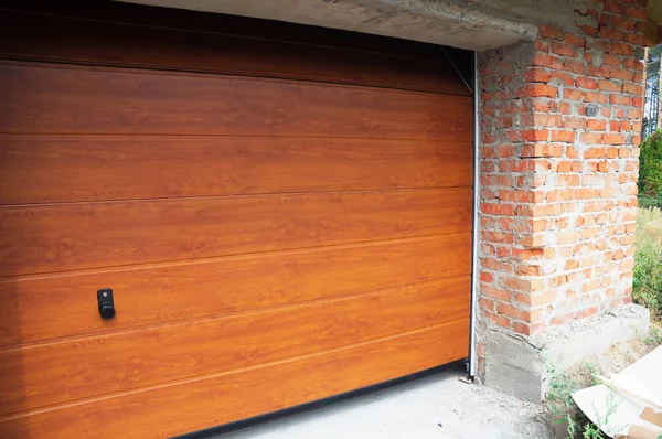 Menutup Pada Memasang Papan Pintu Garasi Konstruksi Rumah Bata Baru — Stok Foto