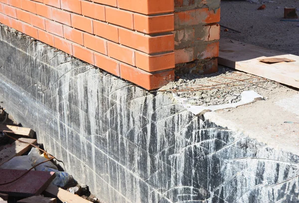 Impermeabilización Cimientos Casa Con Betún Spray Alquitrán — Foto de Stock