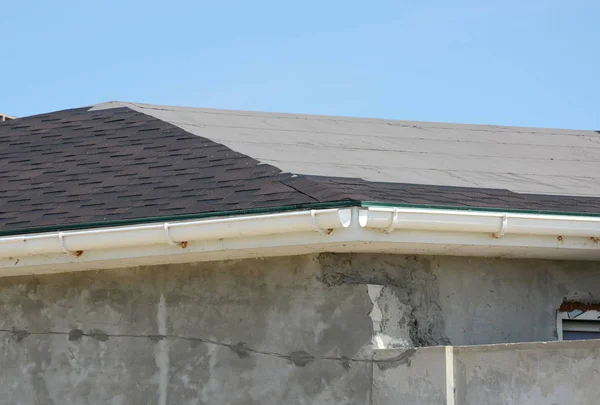 屋面结构 安装房屋屋顶排水沟和铺设沥青瓦 屋顶维修 — 图库照片