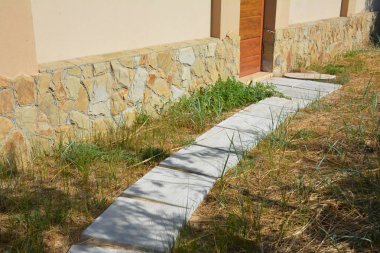Beton taş ev çit kapısı yolu üzerinde Kapat