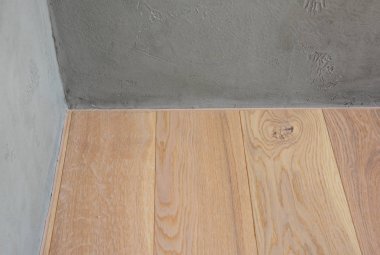 Parke döşeme Süpürgelik panoları olmadan.