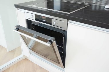 Elektrikli fırın ve Izgaralı soba ile modern mutfak.