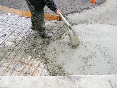 Bahçedeki yeni beton kaldırım temel yapı yüklenici. Kaldırım, yol, kaldırım için vakıf İnşaat.