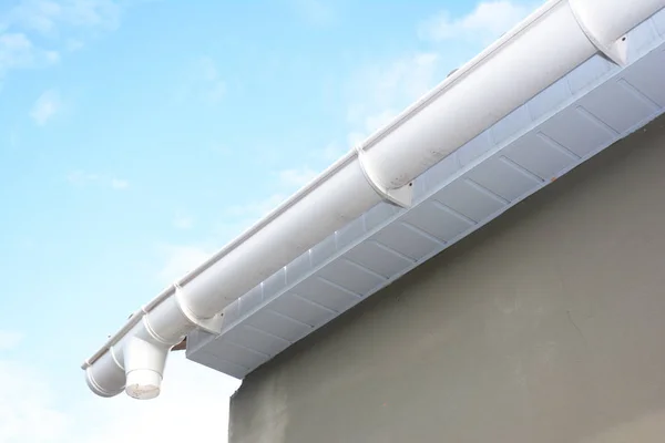 Roof gutter repair. Rain gutter installation with drain downspout pipe. — Stock Photo, Image