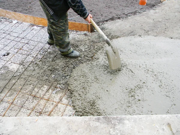 Contractor building new concrete pavement foundation in the garden. Foundation construction for paving, path, walkway. — Stock Photo, Image