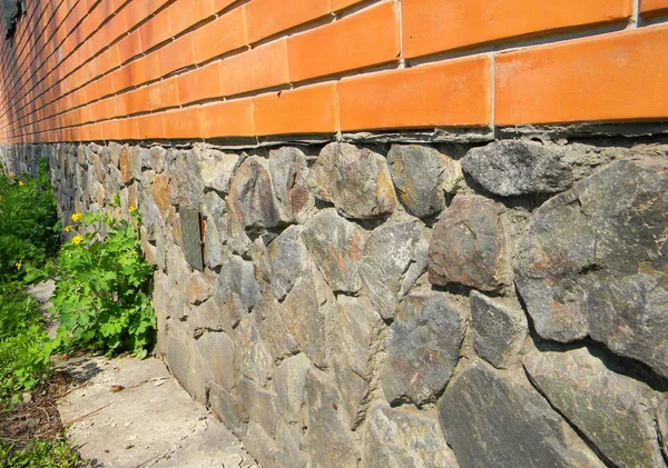 Close Sul Muro Fondazione Impermeabilizzazione Pietra Selvatica Con Membrana Bitume — Foto Stock