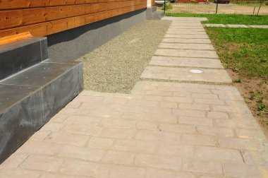 House foundation taş yolu ile su yalıtımı yakın çekim