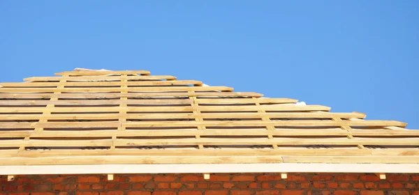 House Roofing Construction Panorama Installing Wooden Rafters Logs Eaves Timber — Stock Photo, Image
