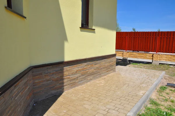 Caminho com pavers para impermeabilização de parede de fundação de casa . — Fotografia de Stock