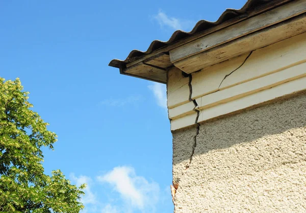 House Roof Wall Corner Crack Close Home Cracked Wall — Stock Photo, Image