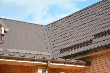 Ev metal çatı çatı yaşamadönüşmesi ile inşaat su yalıtımı için sorunlu alanları ile.