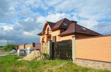 Tuğla konut yapı metal çatı kiremitleri, çatı ışıklıklar, balkon ve eskrim