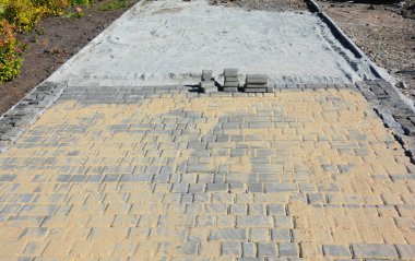 Bahçe yolu için döşeme yükleme. Kaldırım döşeme.