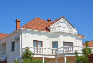 Lüks modern ev tavan balkon ve kil kiremit çatı ile yakından.