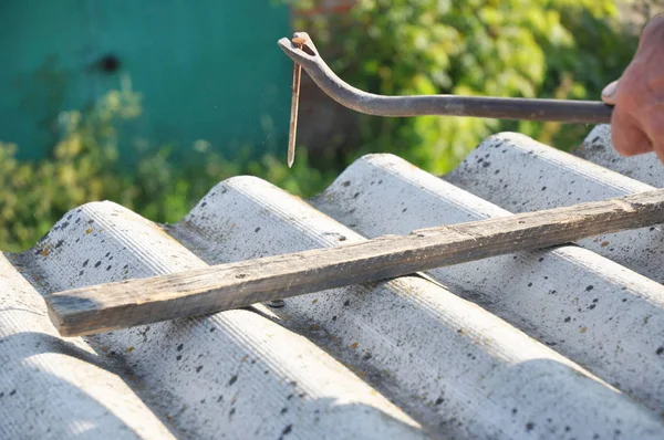 Reparação Trabalhadores Telhado Remover Telhas Telhado Velho Amianto Perigoso — Fotografia de Stock
