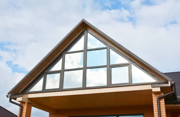 Casa Moderna Construcción Ático Con Canaleta Techo Mansarda Panorámica Ventana — Foto de Stock