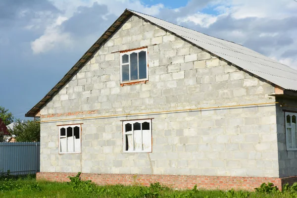 Hausbau Mit Asbestdach — Stockfoto