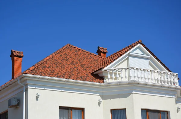 ブラインド天然粘土瓦 家の屋根裏部屋バルコニー金属製の雨戸と屋根の建設 — ストック写真