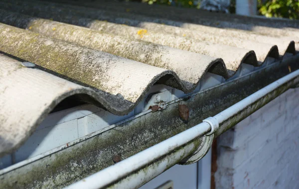 古い樋の汚い屋根アスベスト屋根にクローズ アップ — ストック写真