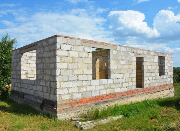 Construção de pequenas casas. Casa de tijolos não acabados . — Fotografia de Stock