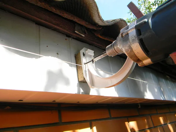 Contractor Installing Plastic Rain Gutter Holder — Stock Photo, Image