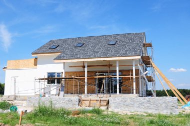 Yenileme house asfalt ile Zona çatı inşaat, boyama duvar, sıva, duvar tamir, izolasyon, çatı çatı penceresi windows.