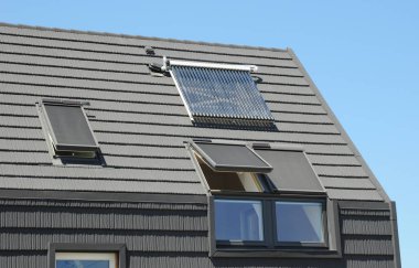 Modern tavan çatı güneş panelleri, güneş koruma ve ev enerji verimliliği için tepe ve kör pencere ile.