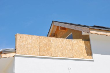 Evin tavan izolasyonu çatı tamiri ile yakından.