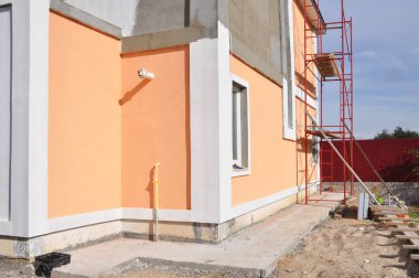 Bitmemiş ev acıdığını duvarları ve temel su yalıtımı için beton yol.