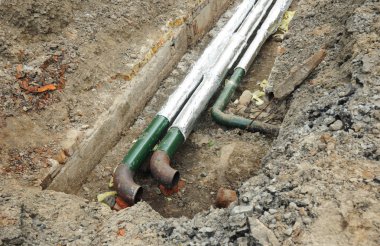 Sıcak su onarım ve izolasyon enerji tasarrufu için borular. Sıcak su boru hattı.