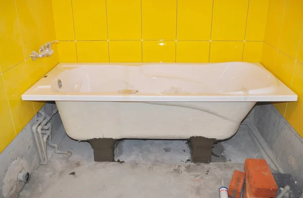Primer Plano Renovación Del Baño Con Reparación Instalación Azulejos Del — Foto de Stock