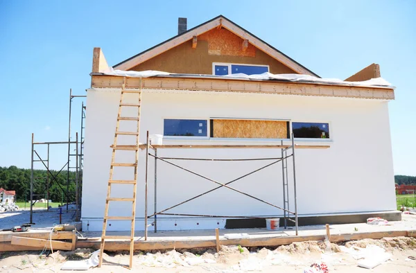 Ristrutturazione parete della casa con intonaco, isolamento fondazione, stucco, gronda di riparazione, isolamento soffitta. Casa e costruzione di tetti . — Foto Stock